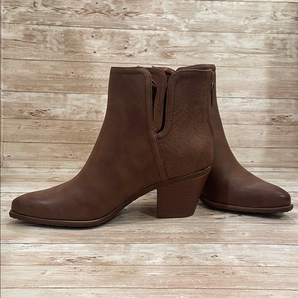 BareTraps Chestnut Ankle Booties NWT Size 8.5M - Picture 1 of 11